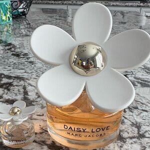 Marc Jacobs Daisy Love with White Floral Cap